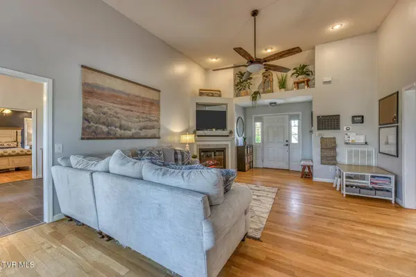 320 Harbour View DR, Johnson City, TN 37615