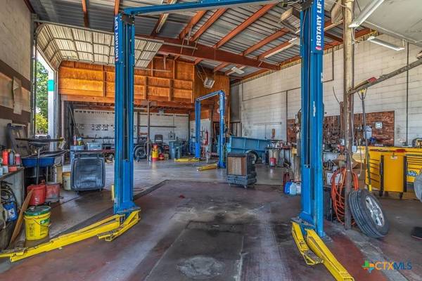 211 N Business Ih 35, New Braunfels, TX 78130