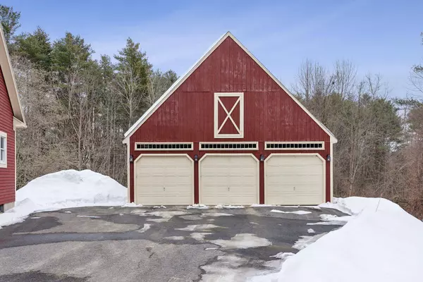 13 Heritage LN, Windham, ME 04062