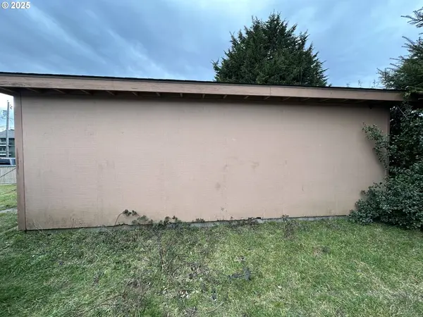 1016 MONTANA ST, North Bend, OR 97459