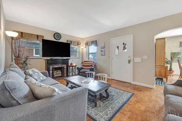 6723 Hampton Dr, Silverton, OH 45236