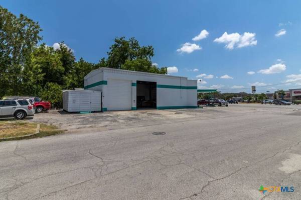 211 N Business Ih 35, New Braunfels, TX 78130