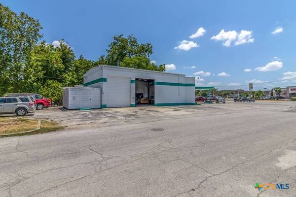 211 N Business Ih 35, New Braunfels, TX 78130