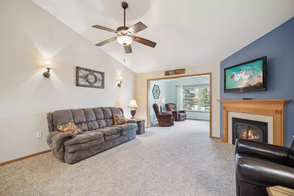 512 Oak Village CT, Belle Plaine, MN 56011