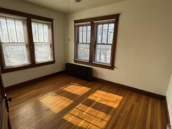 808 SW 11th ST, Topeka, KS 66612