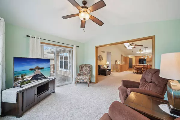 512 Oak Village CT, Belle Plaine, MN 56011