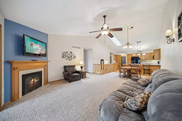 512 Oak Village CT, Belle Plaine, MN 56011