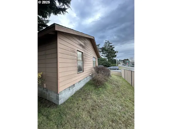 1016 MONTANA ST, North Bend, OR 97459