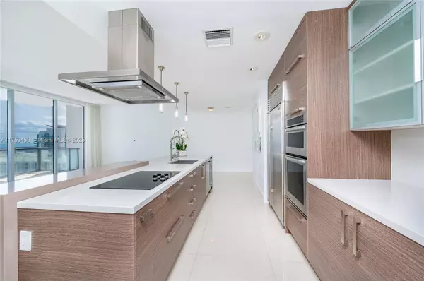 1060 Brickell Ave #4203, Miami, FL 33131