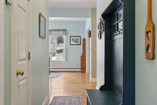 13 Heritage LN, Windham, ME 04062