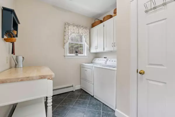 13 Heritage LN, Windham, ME 04062