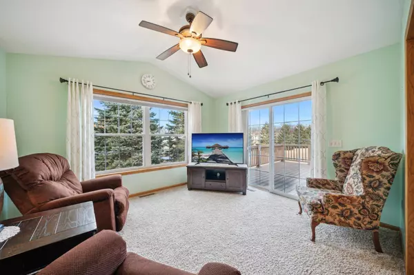 512 Oak Village CT, Belle Plaine, MN 56011