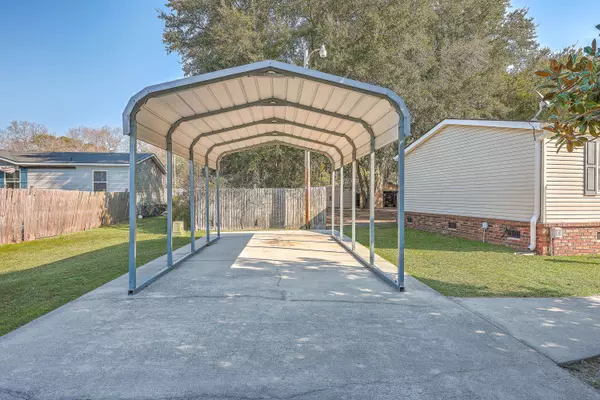 632 Barn Rd, Bonneau, SC 29431