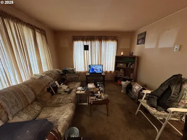 1016 MONTANA ST, North Bend, OR 97459