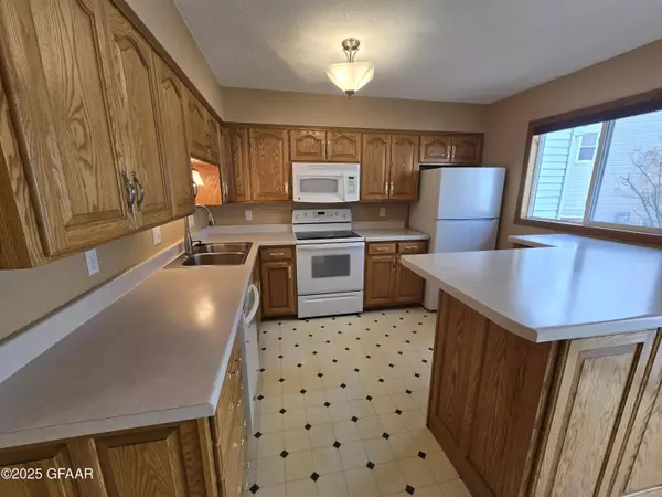 32 VAIL CIR, Grand Forks, ND 58201