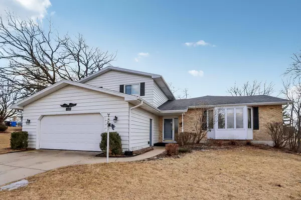 301 Tvedt Drive, Mount Horeb, WI 53572