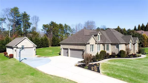 8906 Seacrest DR, Kernersville, NC 27284