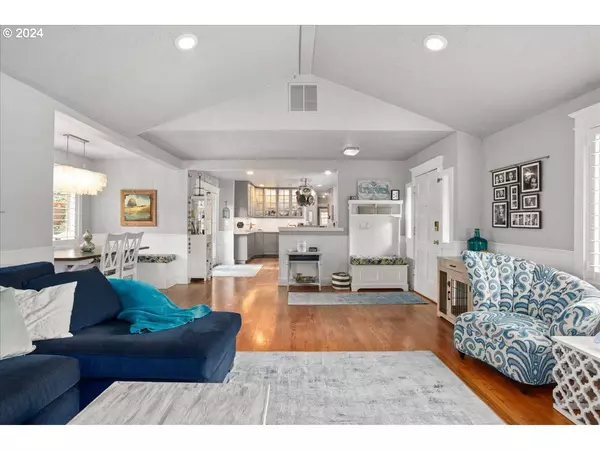 922 E AVE, Lake Oswego, OR 97034