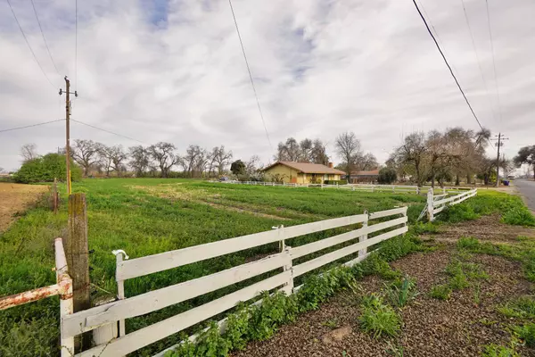 8841 20 1/2 Avenue, Lemoore, CA 93245