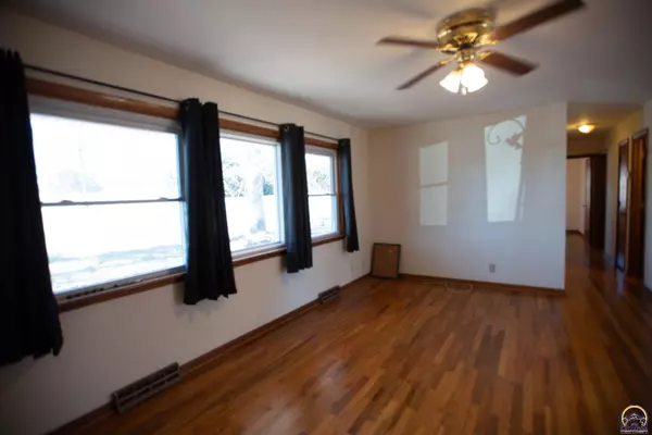 4948 NE Indian Creek RD, Topeka, KS 66617