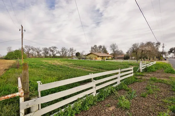 8841 20 1/2 Avenue, Lemoore, CA 93245