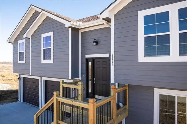 1307 NE Sequoia CT, Oak Grove, MO 64075