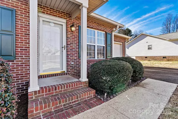 2107 Summerfield CIR, Conover, NC 28613