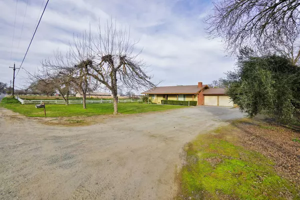 8841 20 1/2 Avenue, Lemoore, CA 93245