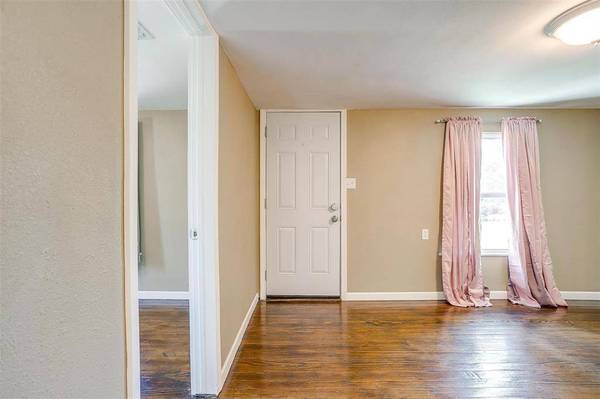 1102 N Buffalo Avenue, Cleburne, TX 76033