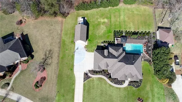 8906 Seacrest DR, Kernersville, NC 27284