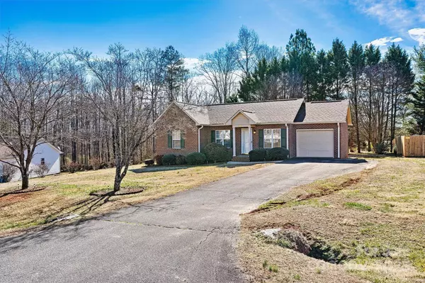 2107 Summerfield CIR, Conover, NC 28613
