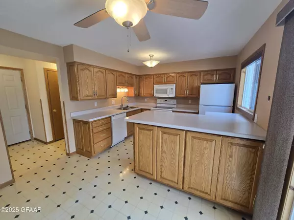 32 VAIL CIR, Grand Forks, ND 58201