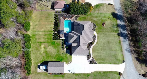 8906 Seacrest DR, Kernersville, NC 27284