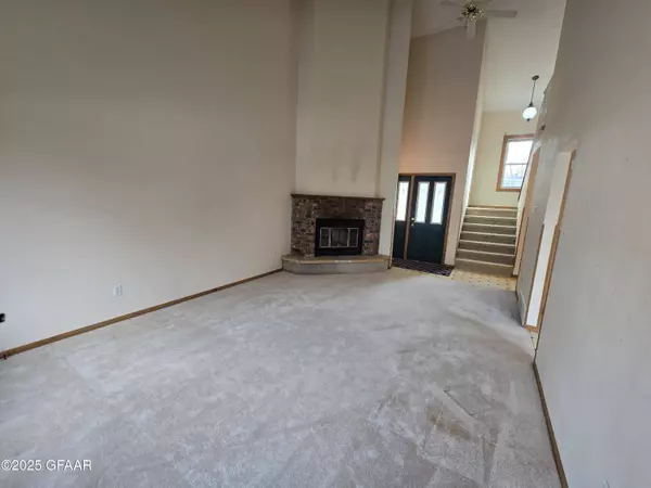 32 VAIL CIR, Grand Forks, ND 58201