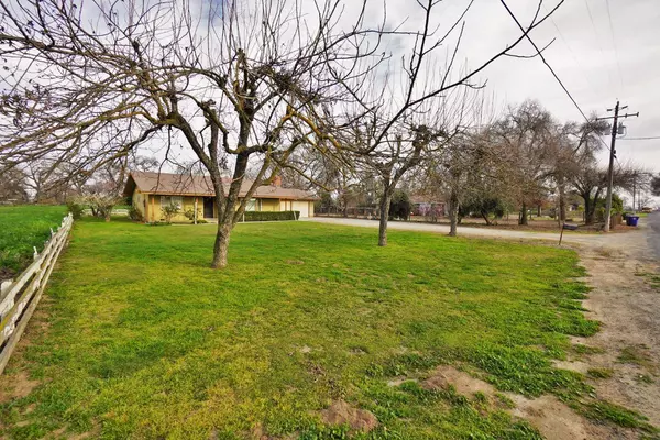 8841 20 1/2 AVE, Lemoore, CA 93245