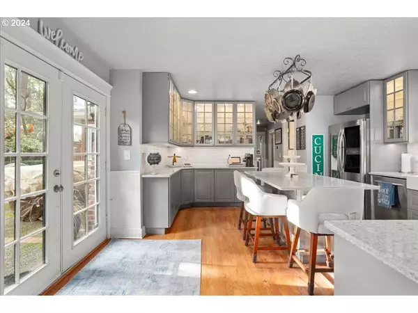 922 E AVE, Lake Oswego, OR 97034