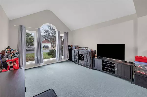 704 Engleside Drive, Arlington, TX 76018