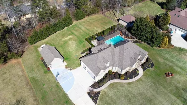 8906 Seacrest DR, Kernersville, NC 27284