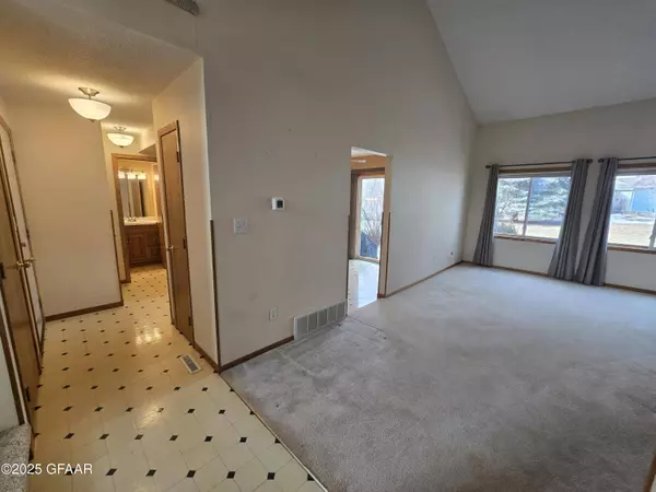 32 VAIL CIR, Grand Forks, ND 58201