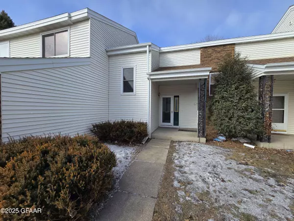 32 VAIL CIR, Grand Forks, ND 58201