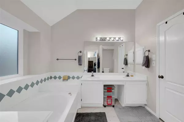 704 Engleside Drive, Arlington, TX 76018