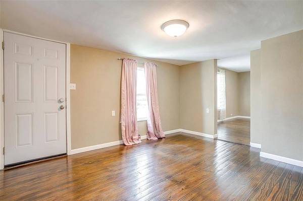 1102 N Buffalo Avenue, Cleburne, TX 76033