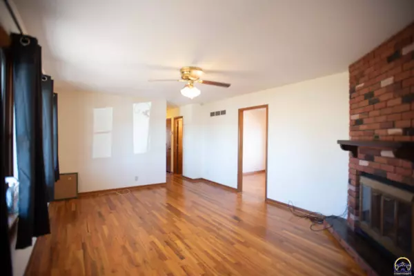 4948 NE Indian Creek RD, Topeka, KS 66617