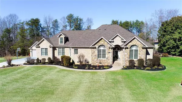 8906 Seacrest DR, Kernersville, NC 27284