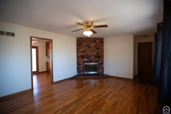 4948 NE Indian Creek RD, Topeka, KS 66617