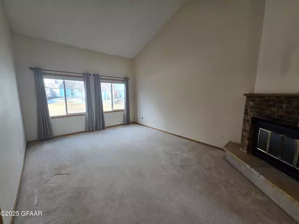 32 VAIL CIR, Grand Forks, ND 58201