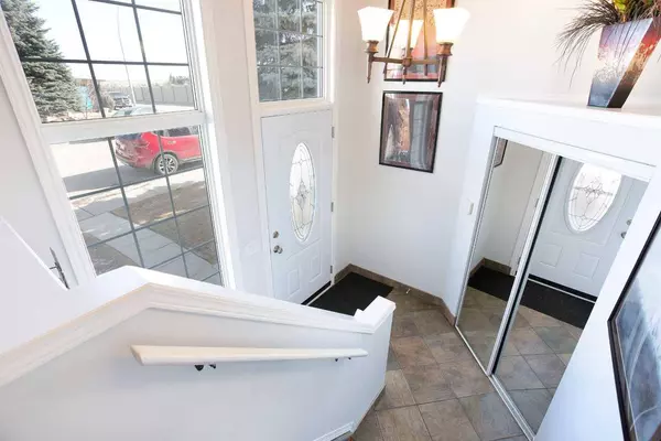 104 Hidden GN NW, Calgary, AB T3A 5K7