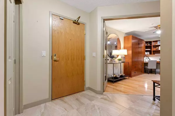 6868 Sierra Morena BLVD SW #131, Calgary, AB T3H 3R6