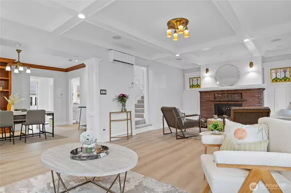 5215 18th AVE NE, Seattle, WA 98105