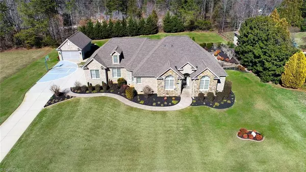 8906 Seacrest DR, Kernersville, NC 27284